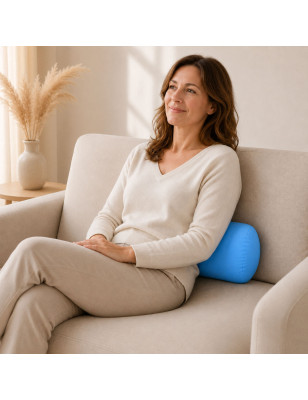 Poloch’ uni BigBao bleu ciel en situation – coussin microbilles 30 × 18 cm